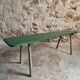 Banc ancien en pin avec pieds en châtaignier, finition peinte en vert, France vers 1900–1930