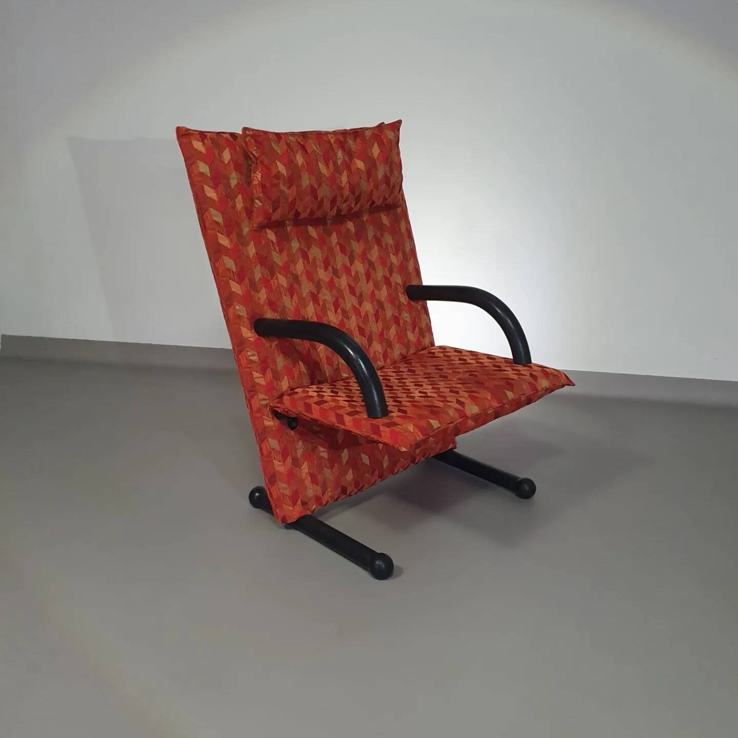 2 x Designed by Burkhard Vogtherr. Manufactured by Arflex in Italy. This Post-Modern ’ T-Line ’