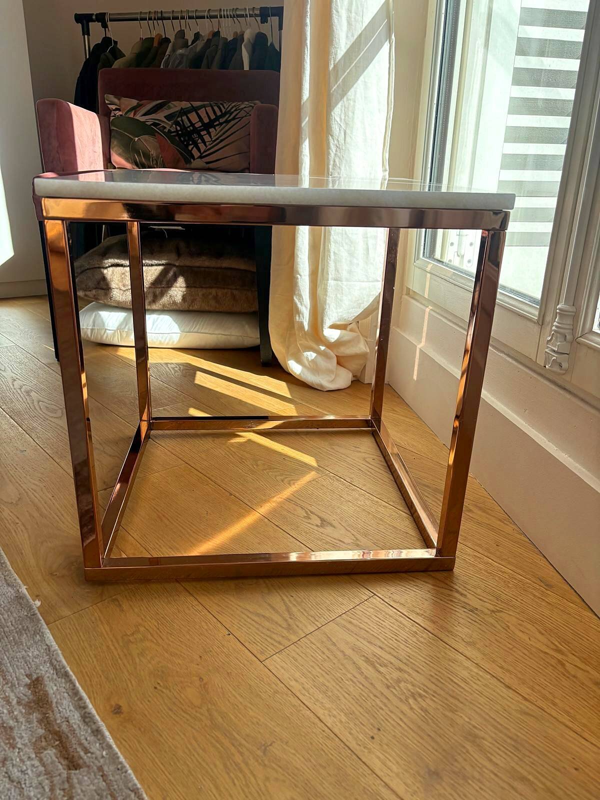 Table d'appoint NV Gallery en marbre blanc et métal cuivré