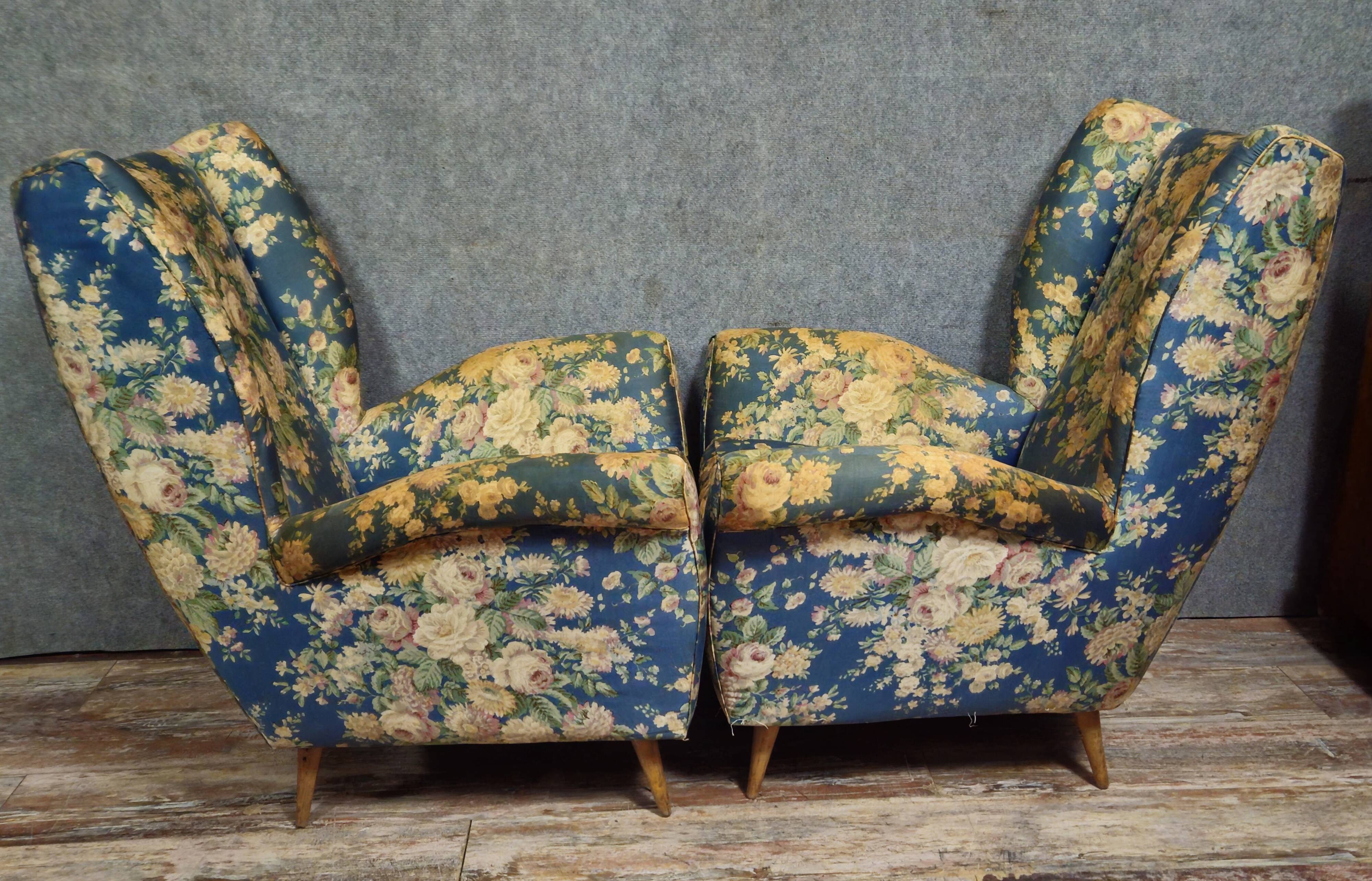 Pair of vintage armchairs with enveloping backrest.