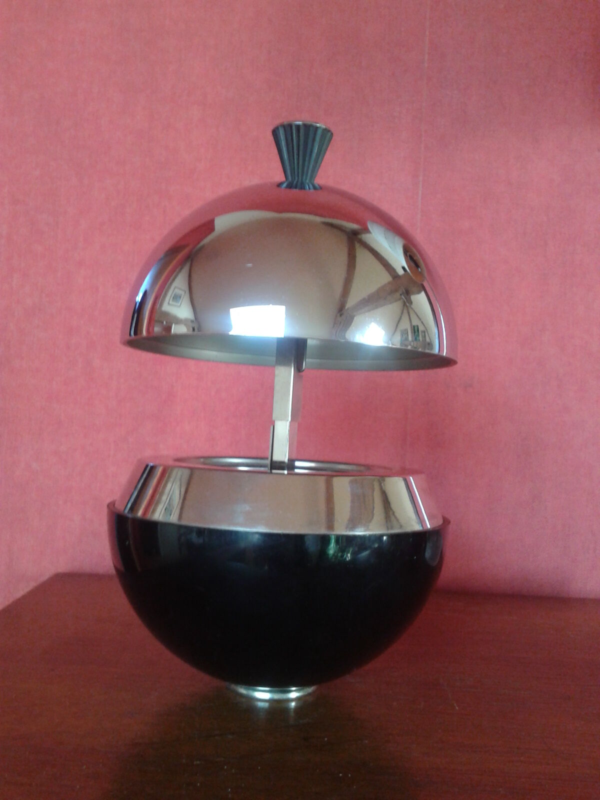 Cigarette display ball