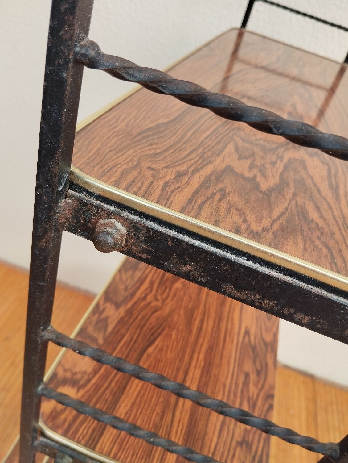 Shelf on legs in formica and metal