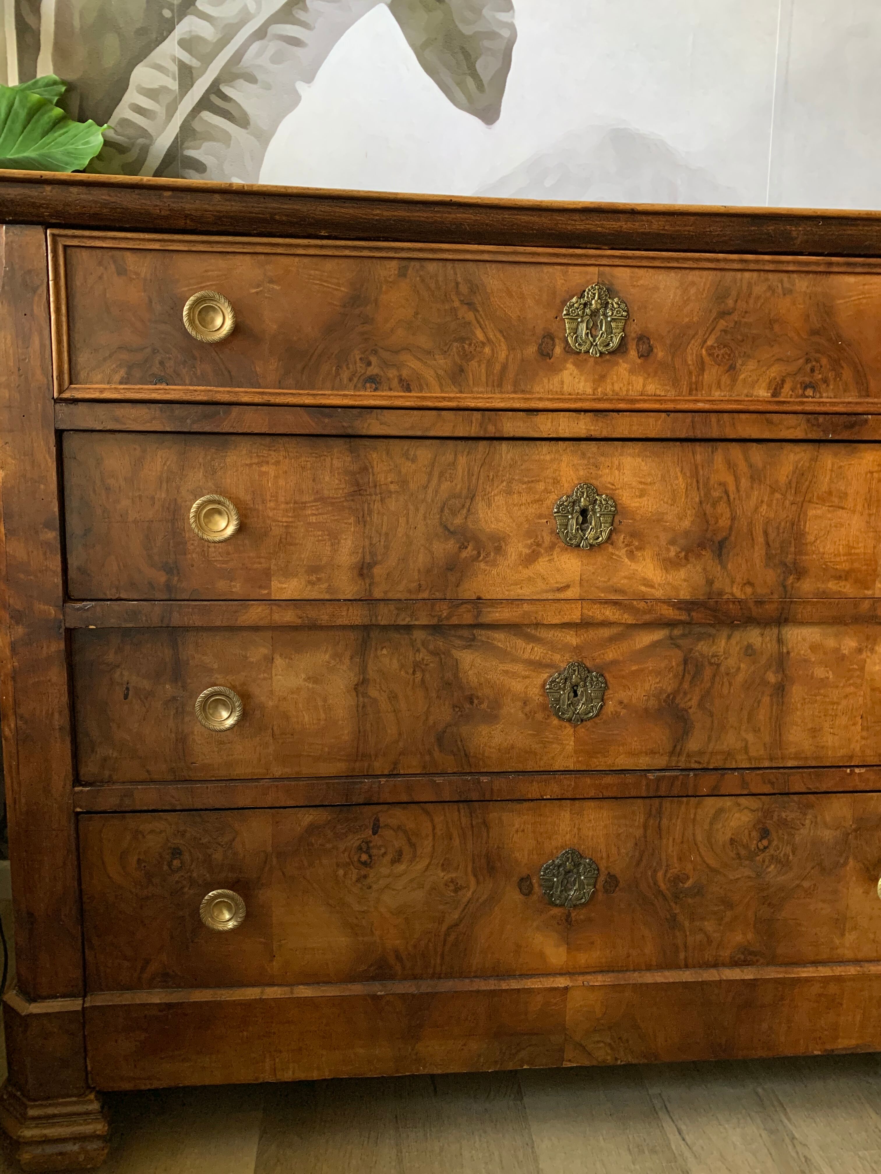 Antique chest of drawers