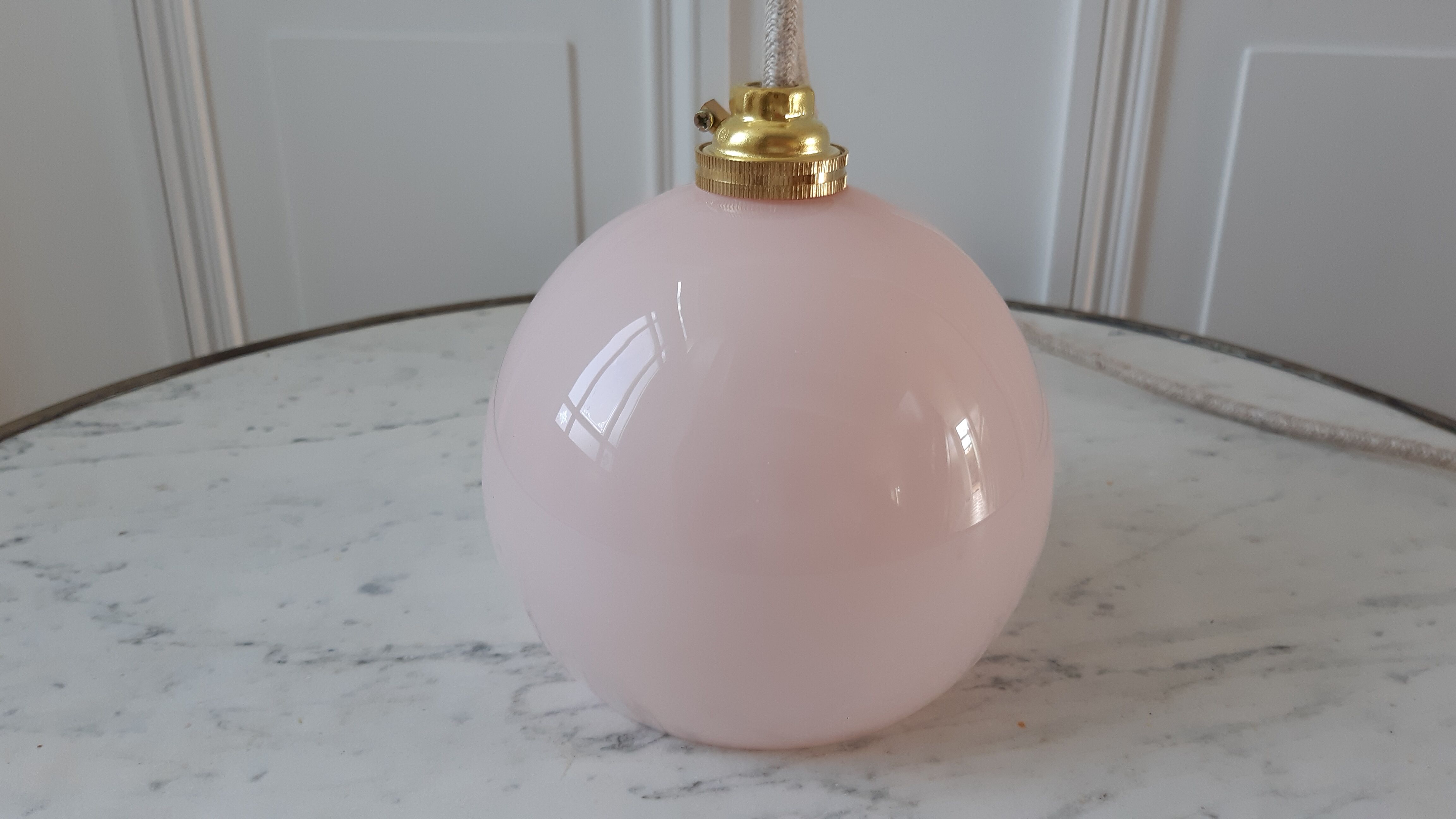 Round suspension in powder pink opaline 40-50s