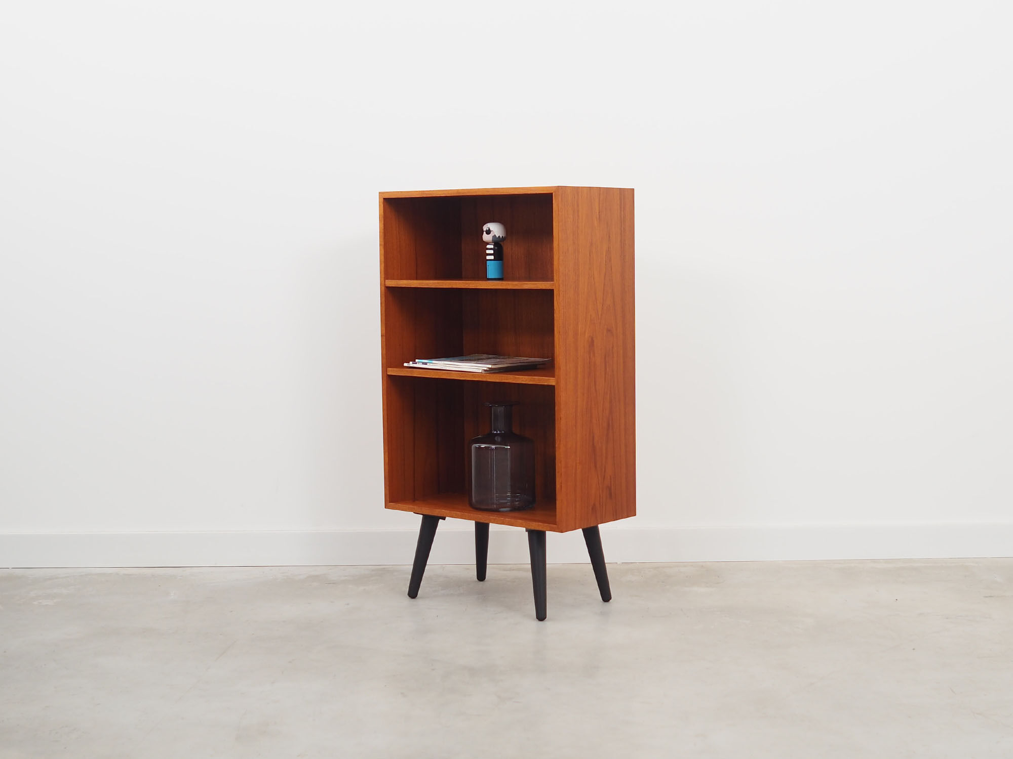 Bookcase made in the 1970s by the Danish factory Domino Møbler.