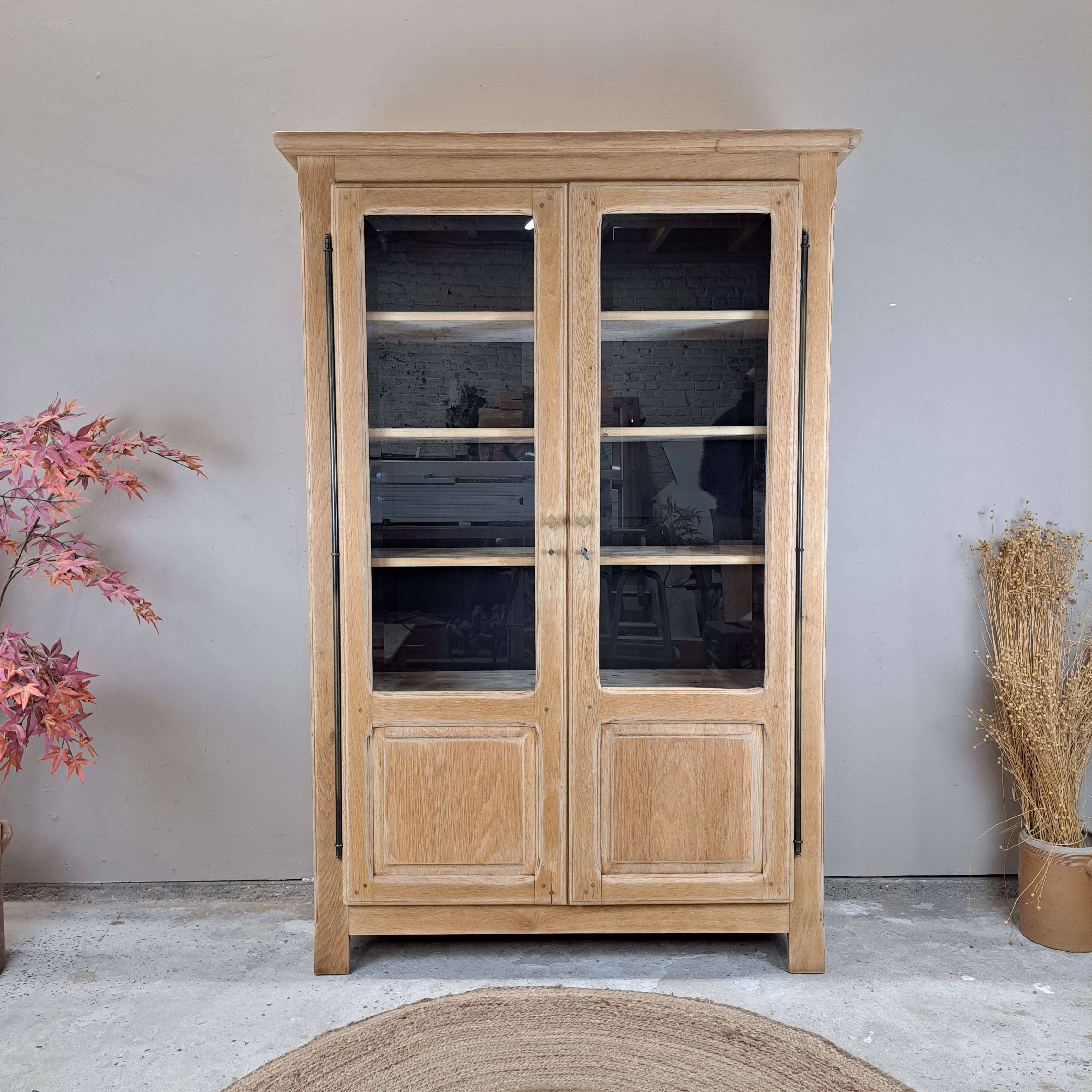 GLASS CABINET IN SOLID OAK