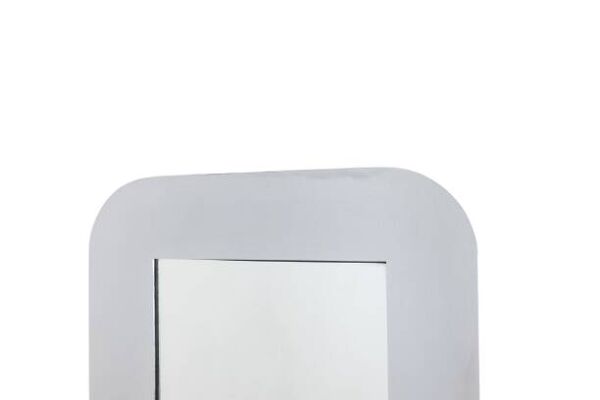 Miroir de forme rectangulaire, en métal poli. Italie, années 1970