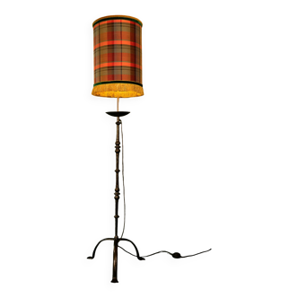 Cylindrical lampshade in silk tile patterns