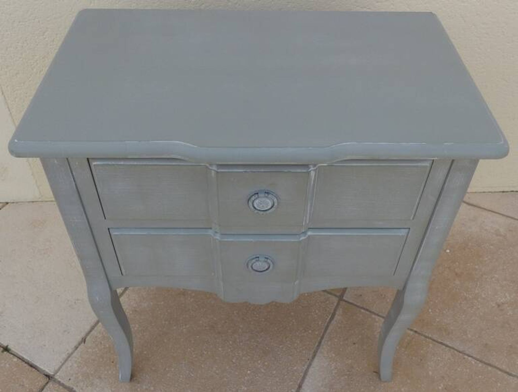 Chic piece of furniture in a versatile style with 2 drawers in Louis XV style.