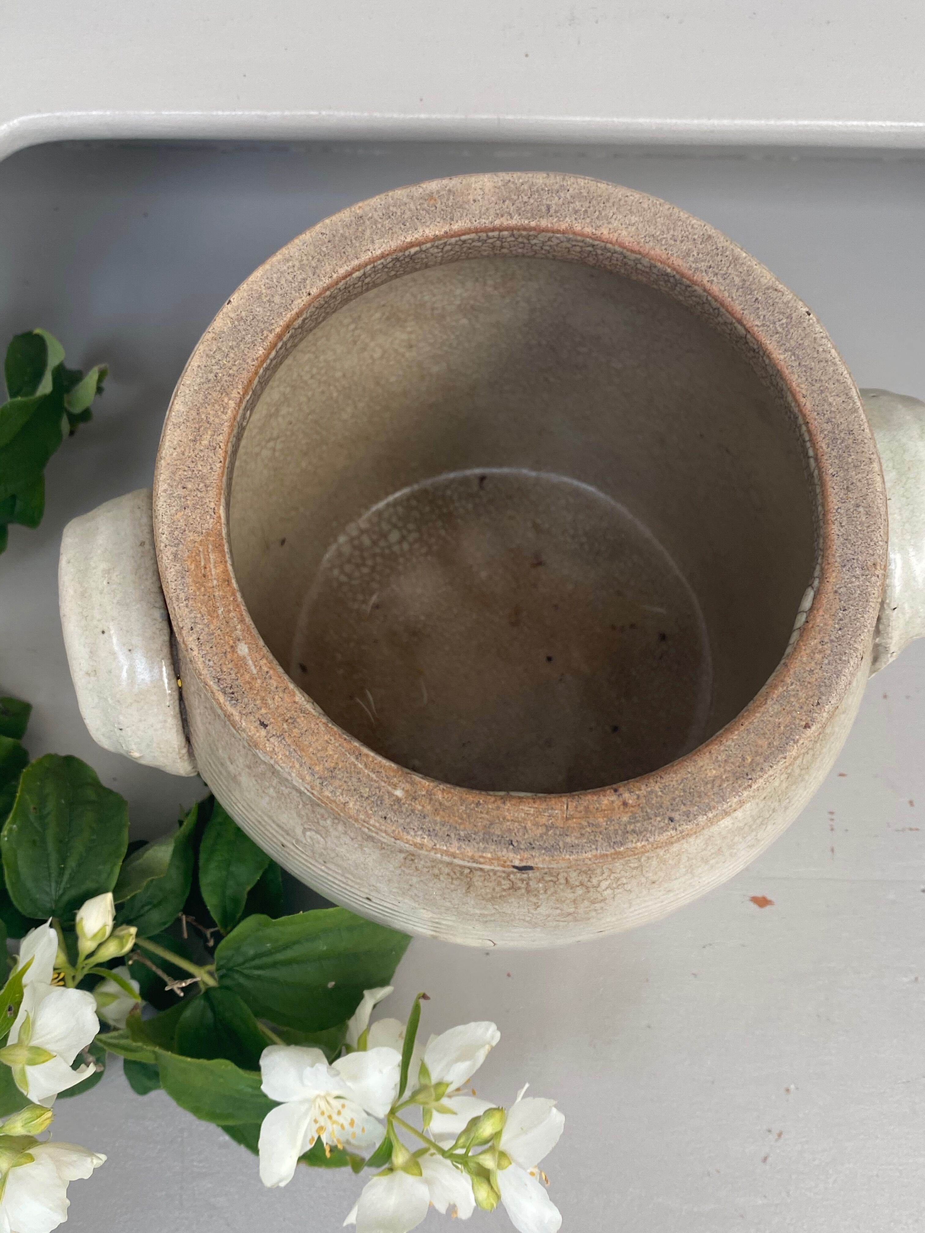Sandstone ear pot