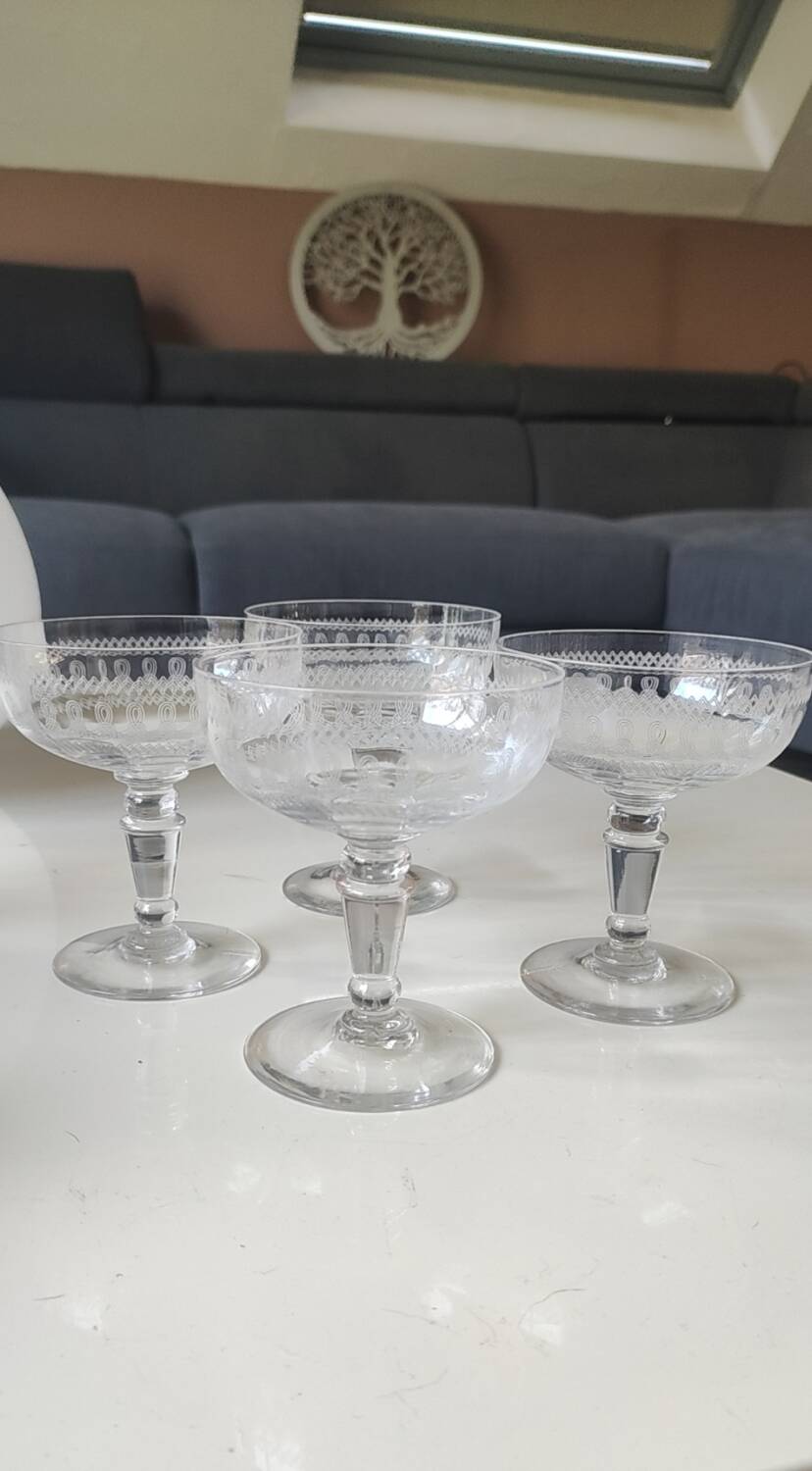 Lot of 4 x Champagne Coupes in Baccarat crystal. Engraved decoration with Greek friezes.