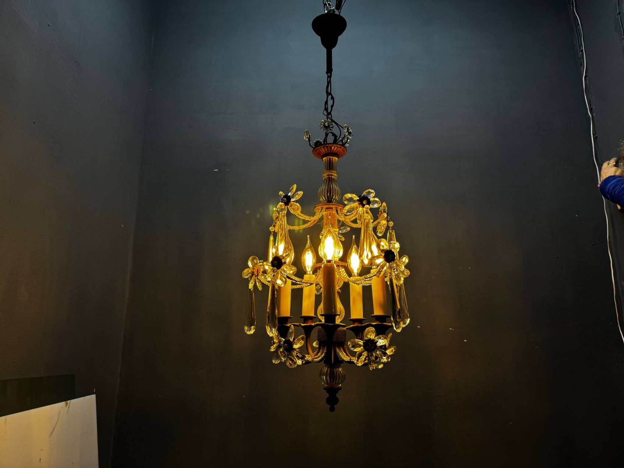 Chandelier en bronze avec fleurs en perles de cristal des années 1950