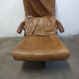 Fauteuil pivotant industriel en cuir cognac