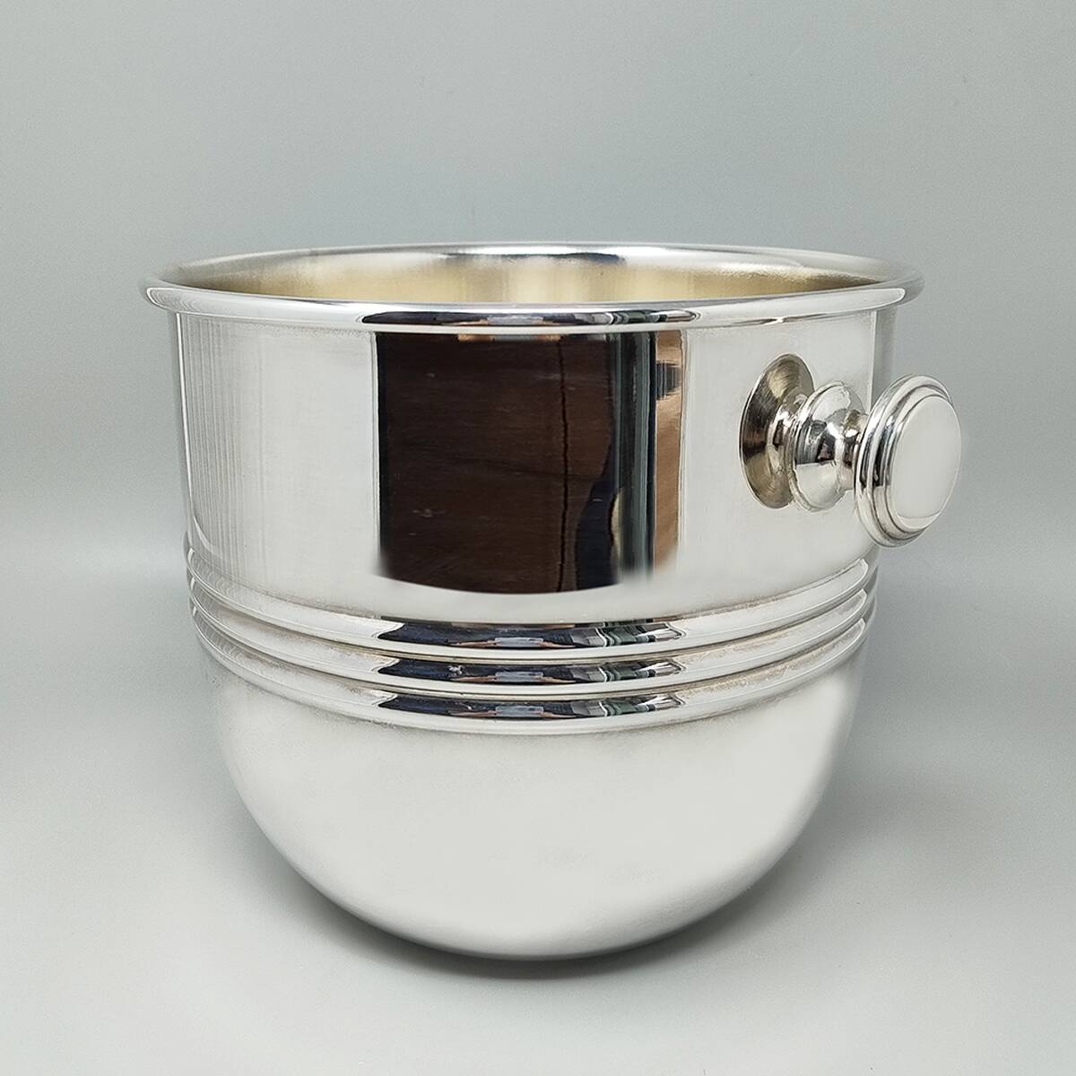 1960s Astonishing Silver Plated Ice Bucket by Sheratonn. Made in Italy.
