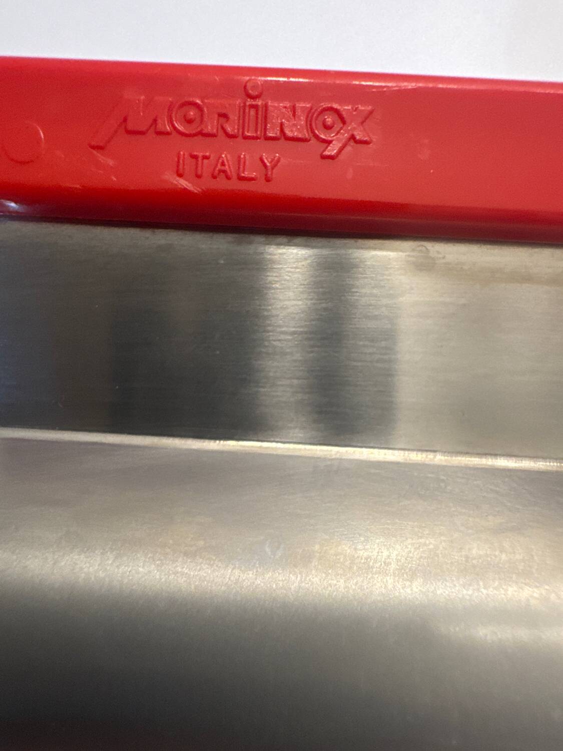 Grand plateau design en inox signé morinox, typique du style des année