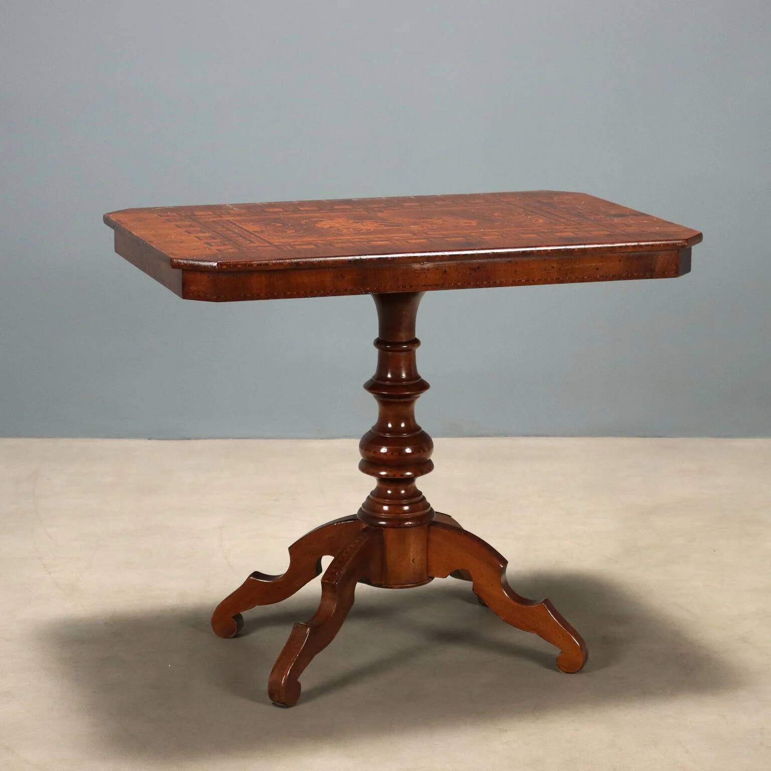Petite table ancienne en noyer avec incrustations, Italie, XXe siècle