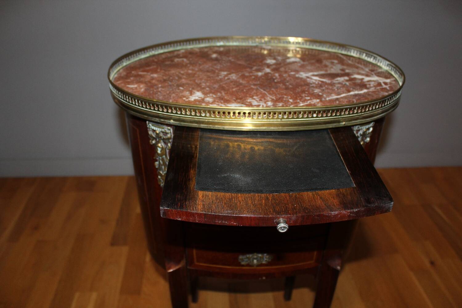 Guéridon tambour ancien style Louis XV en marqueterie, marbre et laiton