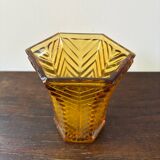 Vase art deco en verre ambré moulé