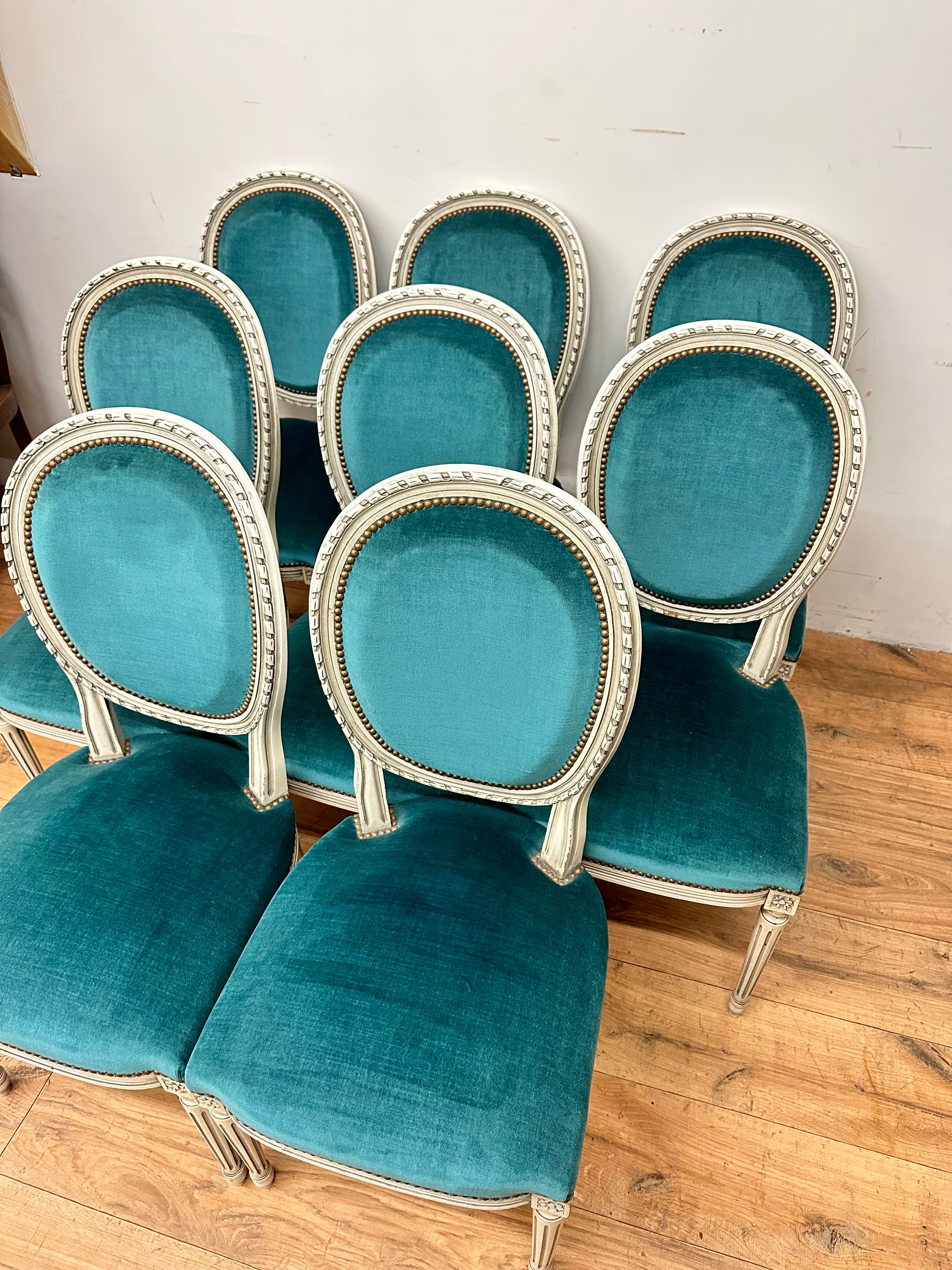 8 chaises à médaillon de style Louis XVI