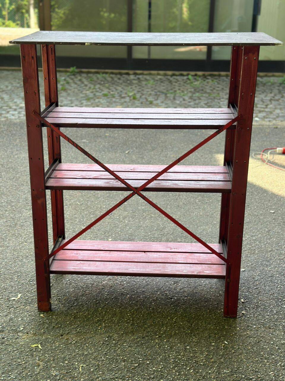 Étagère vintage en bois massif croisés