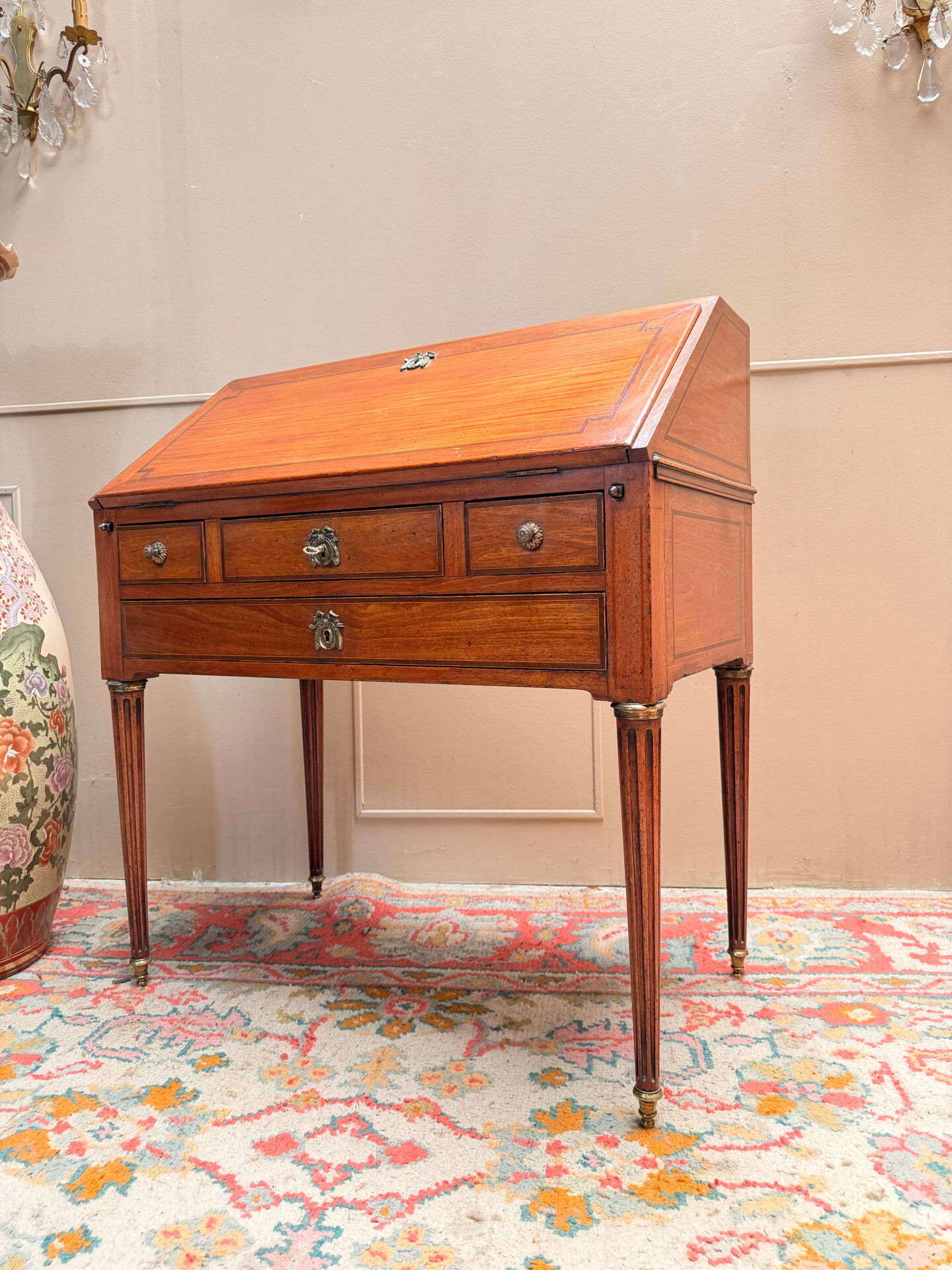 BUREAU DE PENTE DE MILIEU EN ACAJOU DE STYLE LOUIS XVI XIX EME SIÈCLE 