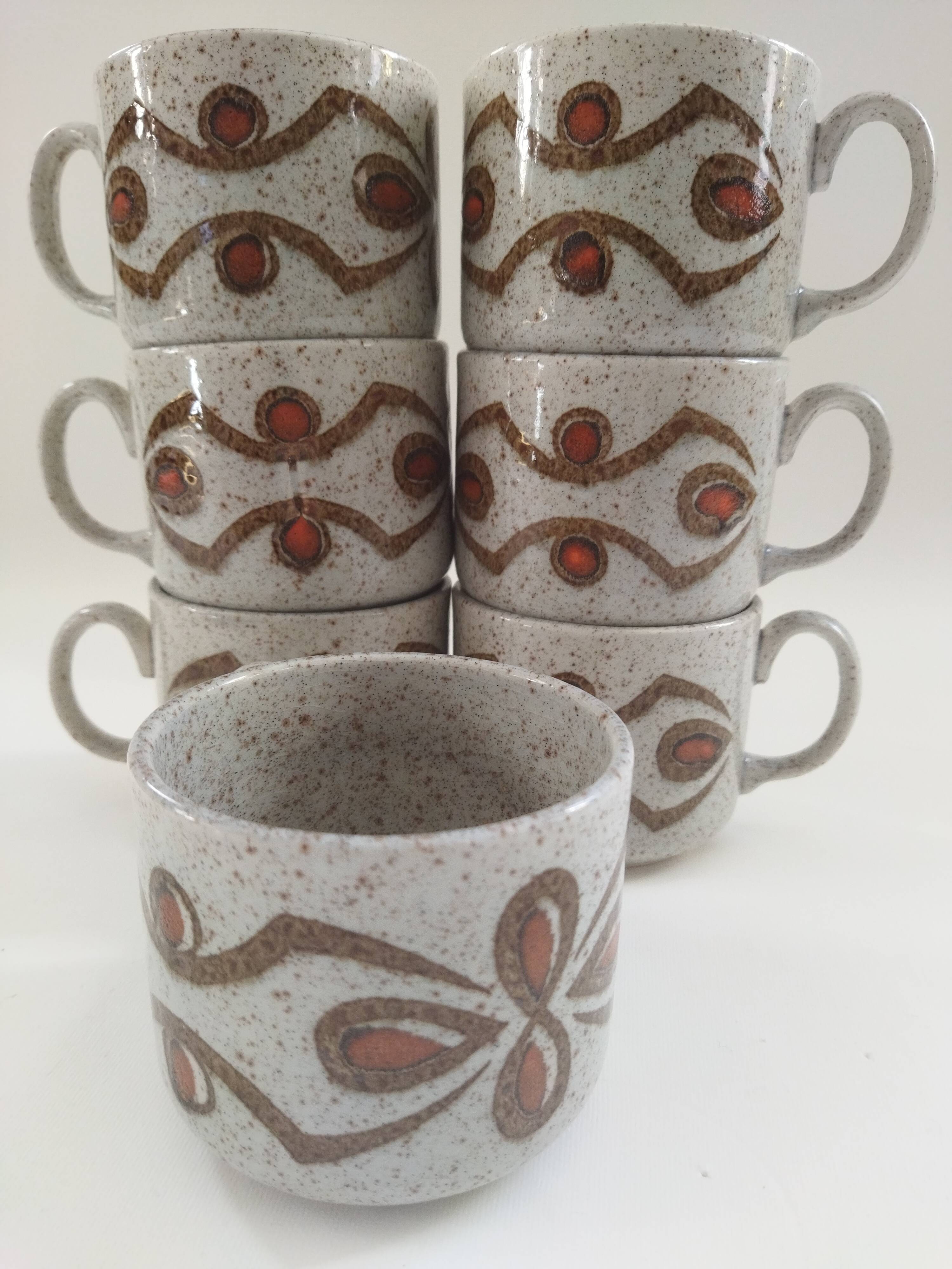 Sept tasses à déjeuner en grès 70s
