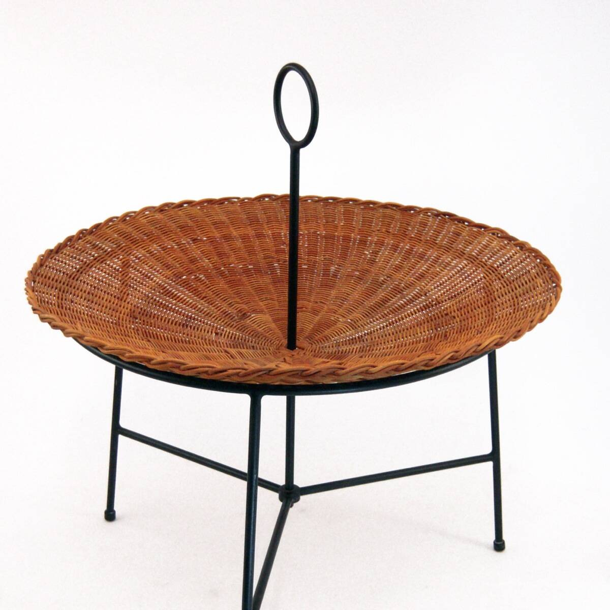 Table incurvée, porte revue en osier et laiton laqué noir, 1960