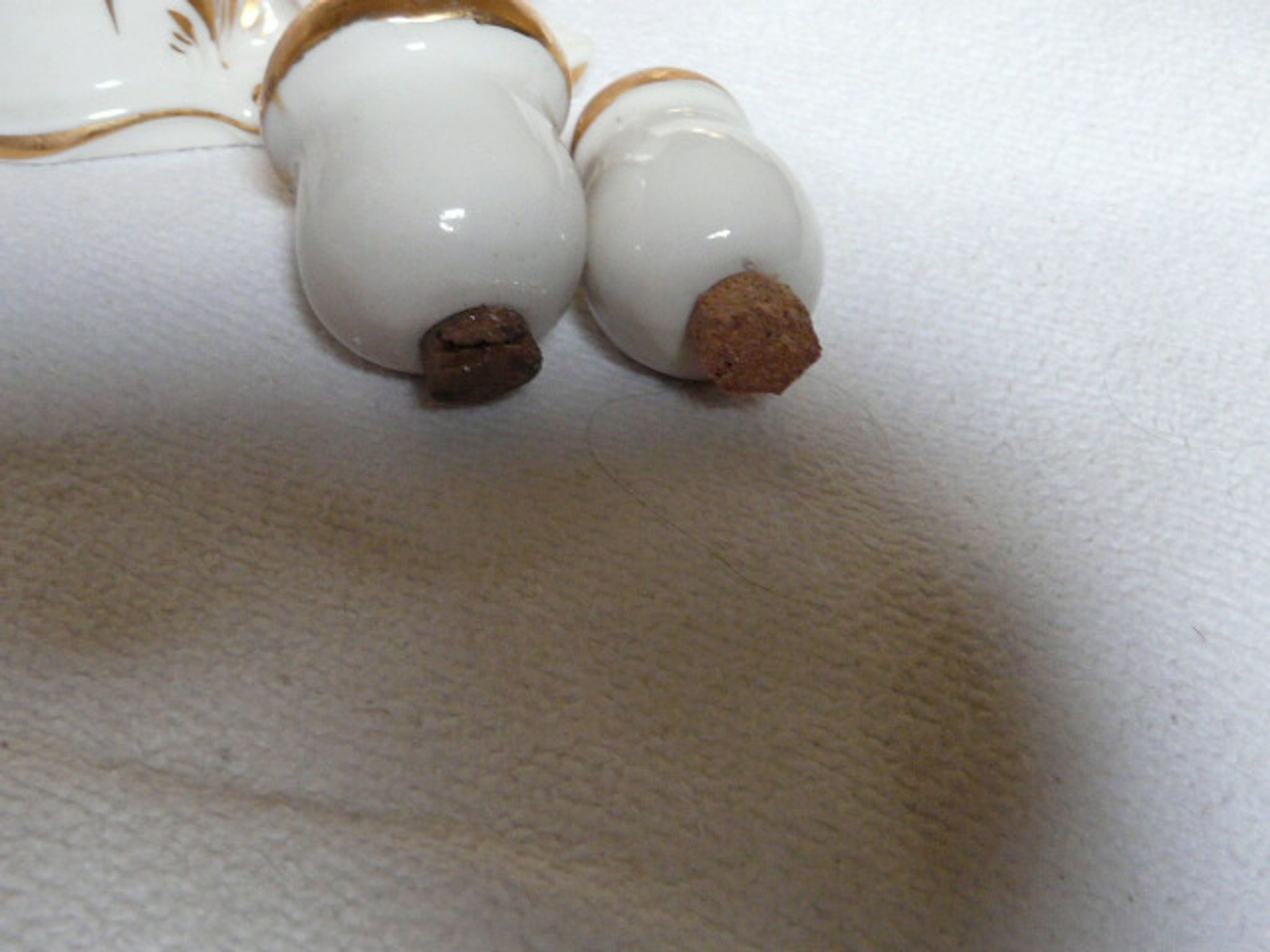 Salière poivrière et moutardier en porcelaine de Limoges forme champignons