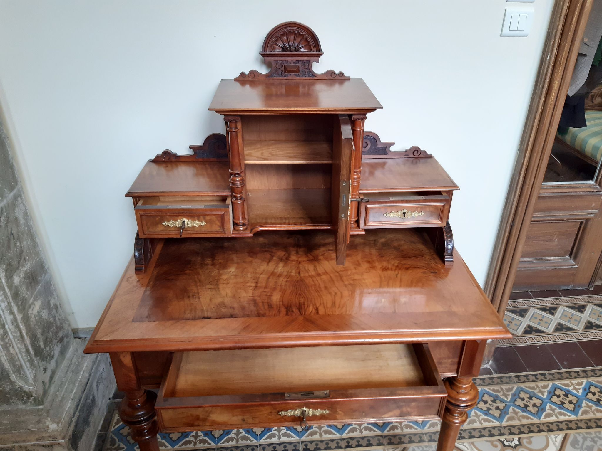Old-standing desk in solid walnut and walnut veneer, period Alsace