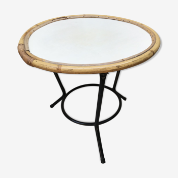 Table basse en rotin pieds tripodes noirs