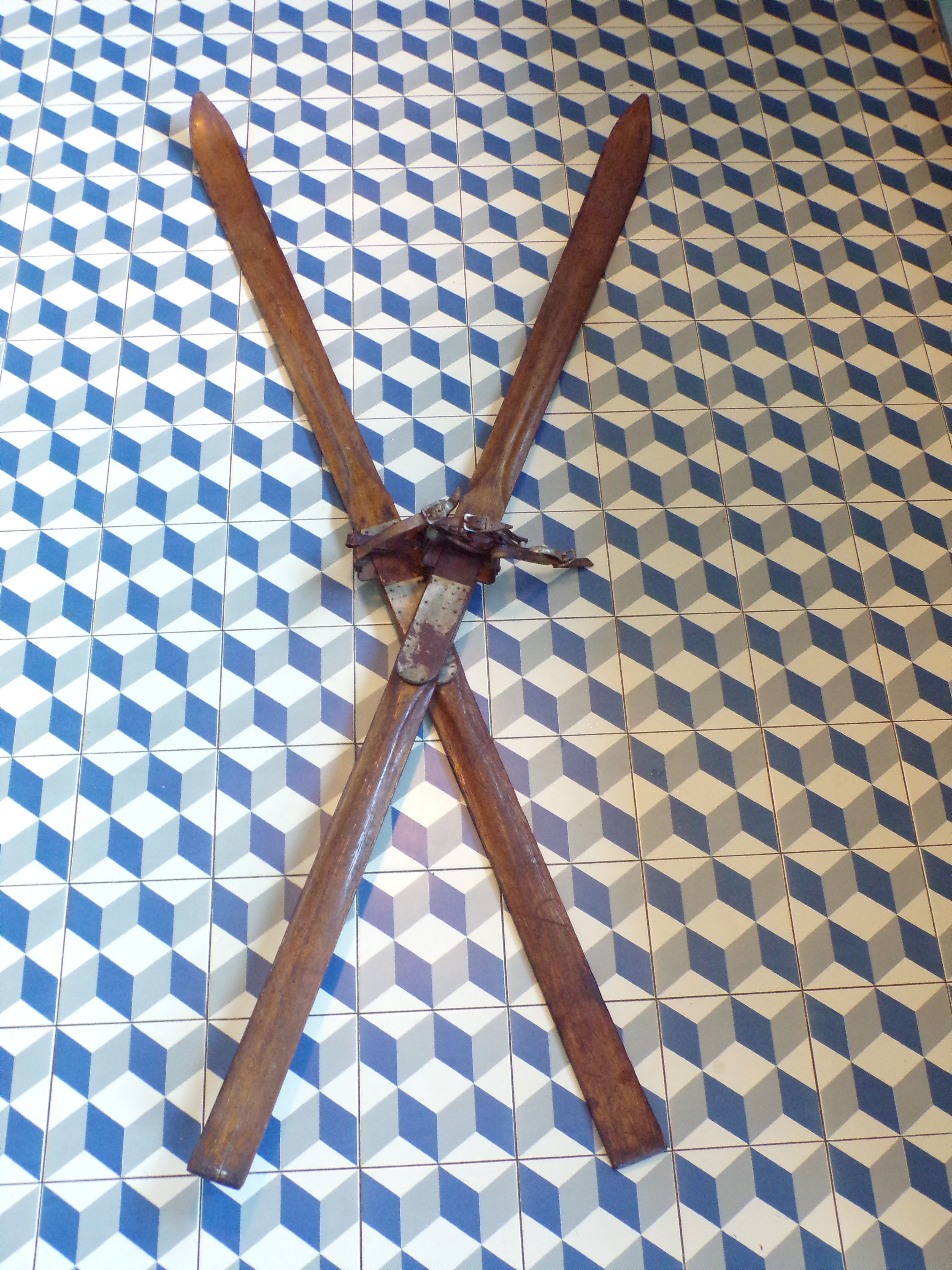 Paire de skis anciens en bois 2,05 m