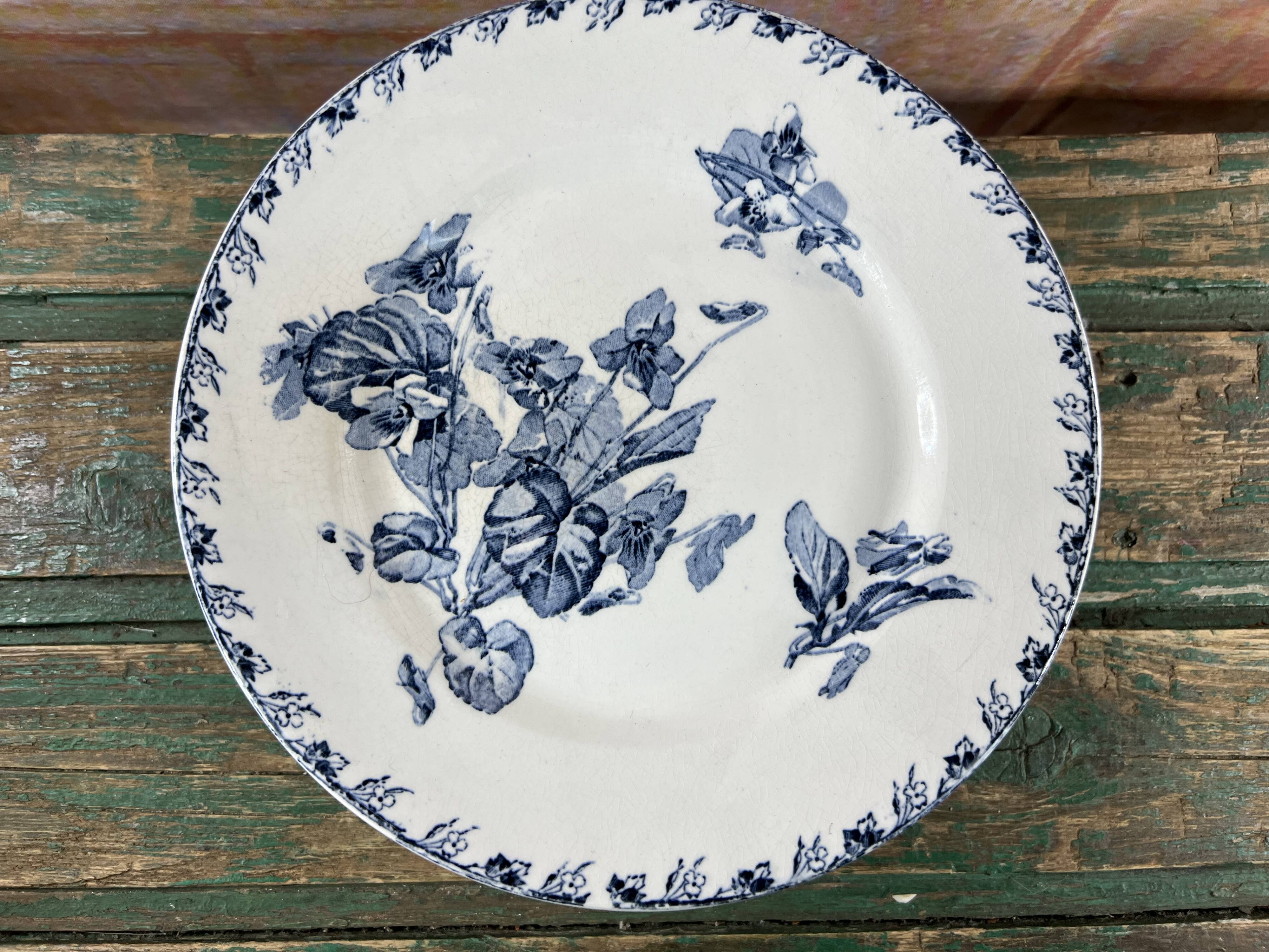 Sarreguemines Stella model plate on heel with blue decoration, 19th century