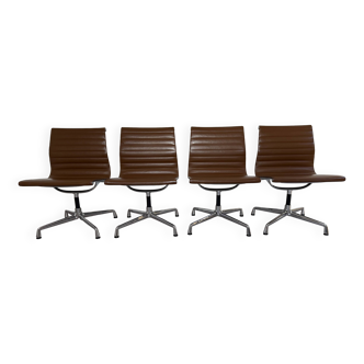 Lot de 4 fauteuils Eames EA105 Vitra année 2007