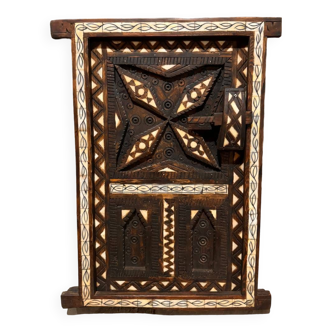 Patrimoine berbère : porte antique ornée d'os de chameau