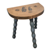 Tabouret de vacher ancien tripode rénové – Bois bleu et pingouins