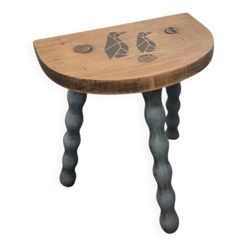 Tabouret de vacher ancien tripode rénové – Bois bleu et pingouins
