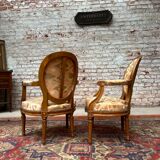 Paire de fauteuils médaillon en bois naturel de style Louis XVI