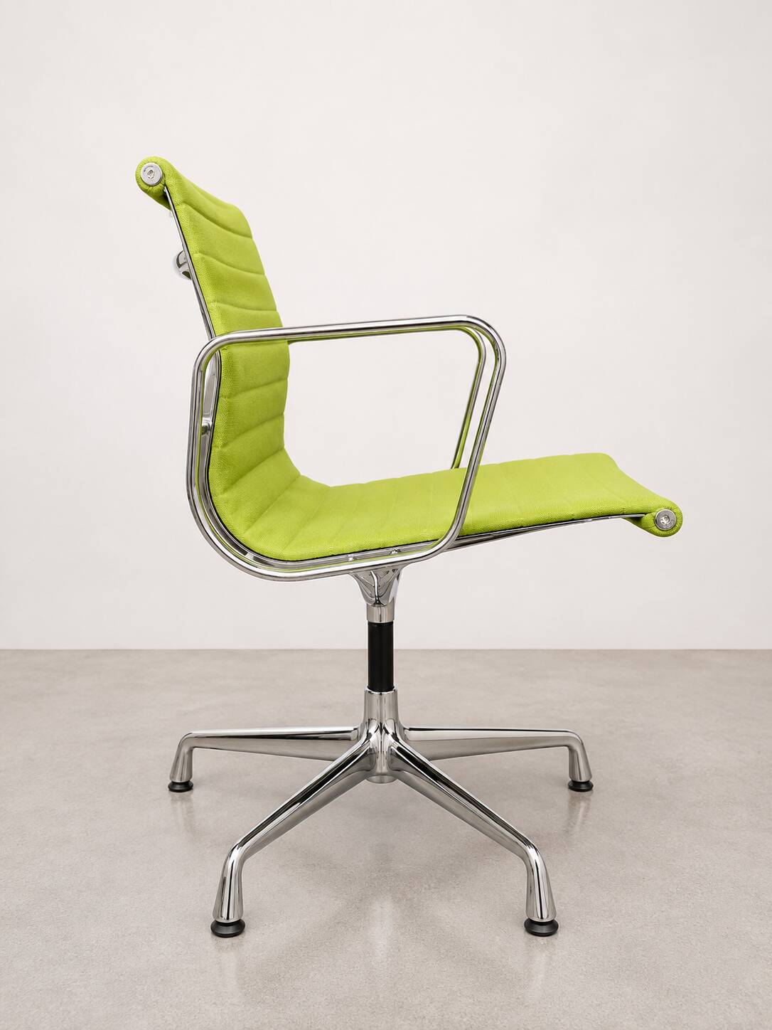 Vitra EA 108 Aluminum Swivel Chair
