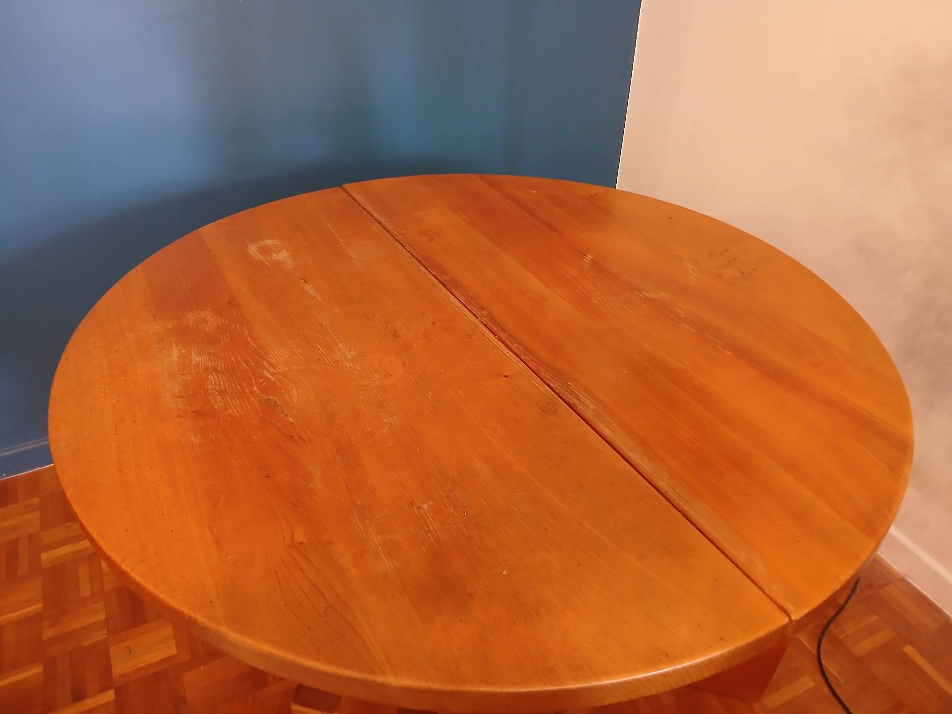 Maison Regain table ronde et chaises en orme massif