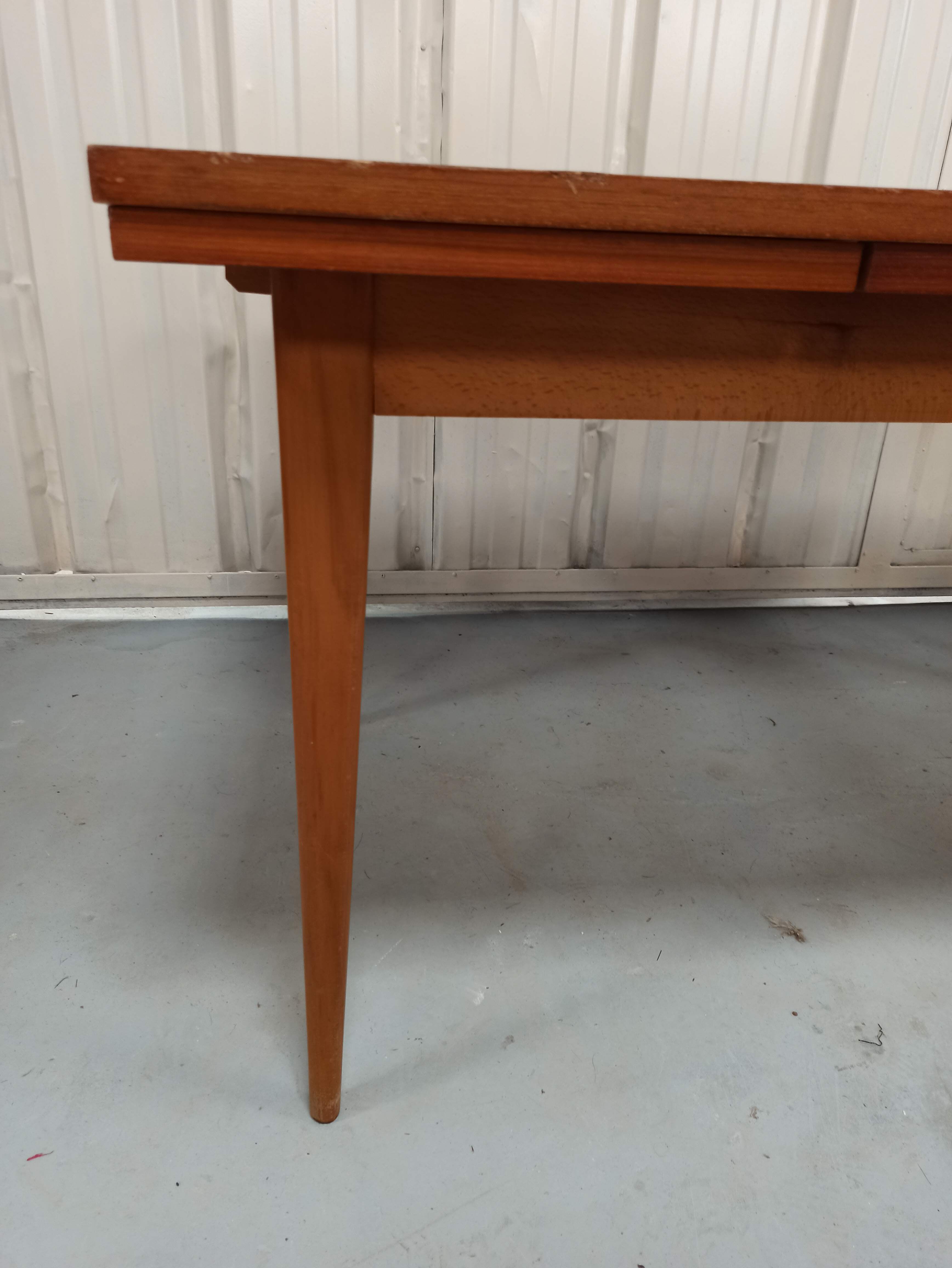 Scandinavian style table 50 year with 2 elongations