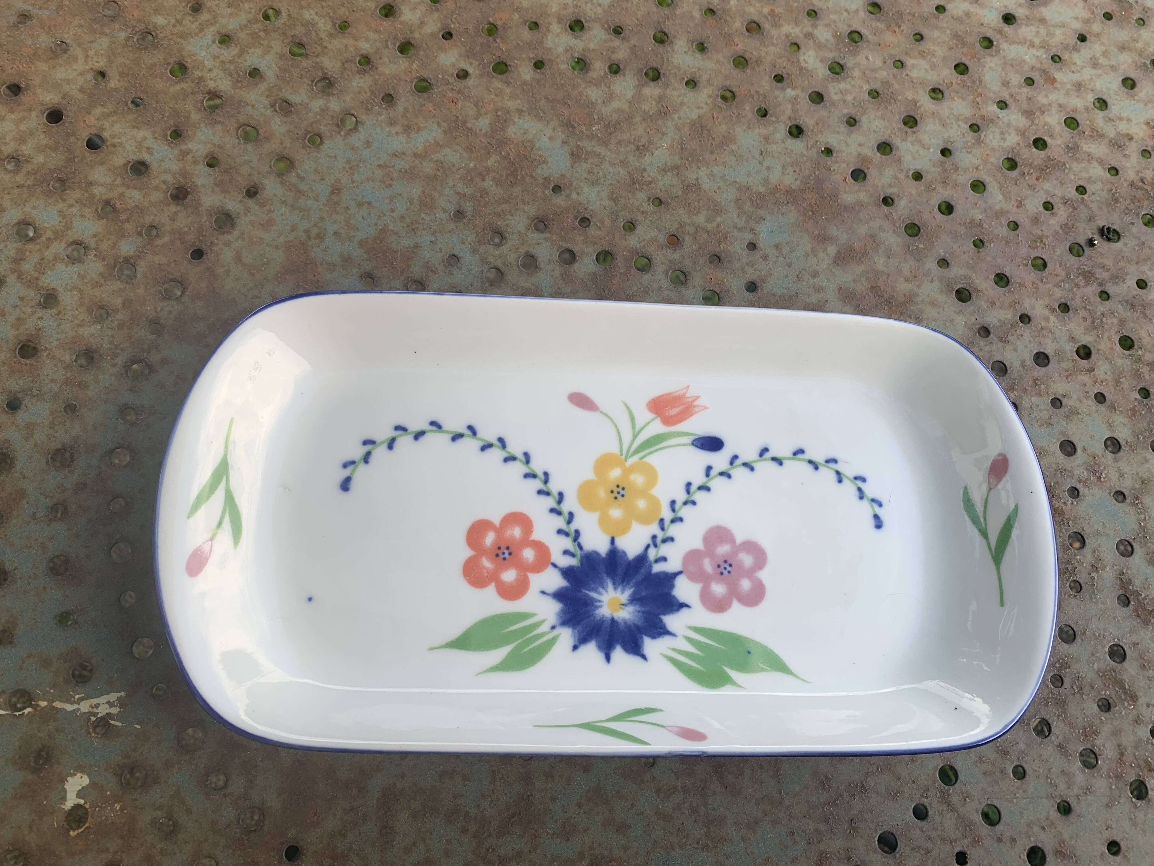 Rectangular cake dish in glazed ceramic, vintage floral pattern