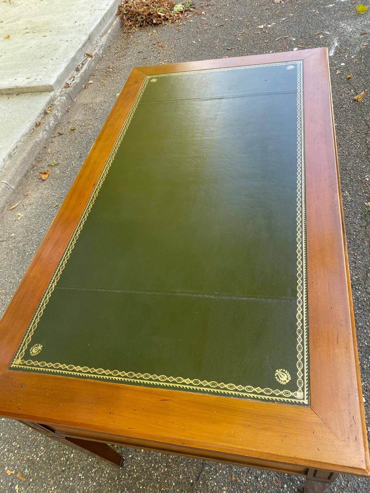Bureau en bois massif et cuir vert extensible Louis XVI début 20ème