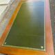 Bureau en bois massif et cuir vert extensible Louis XVI début 20ème