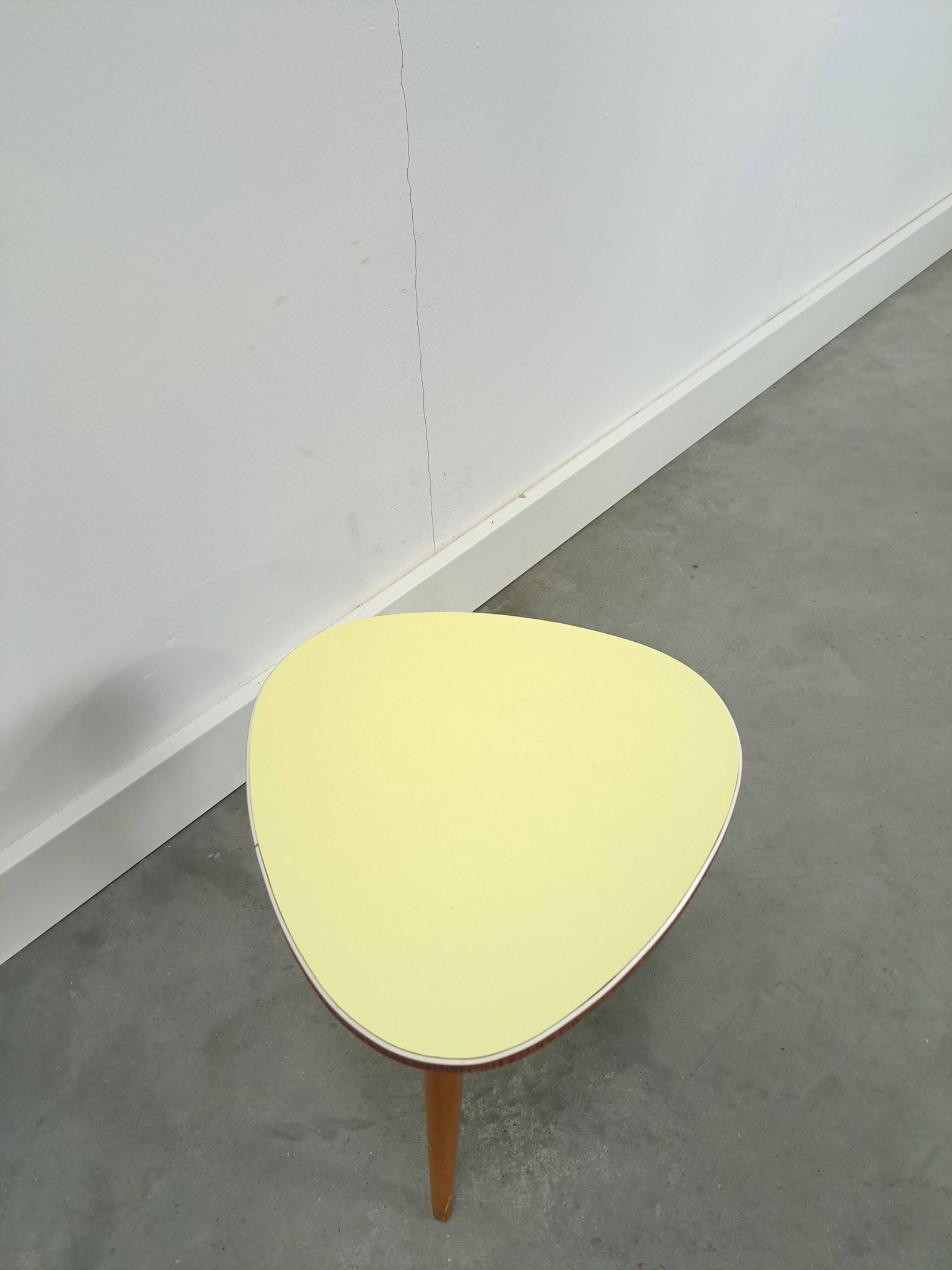 Table à plantes jaune avec pieds en bois 1950, table d'appoint