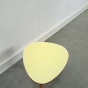 Table à plantes jaune avec pieds en bois 1950, table d'appoint