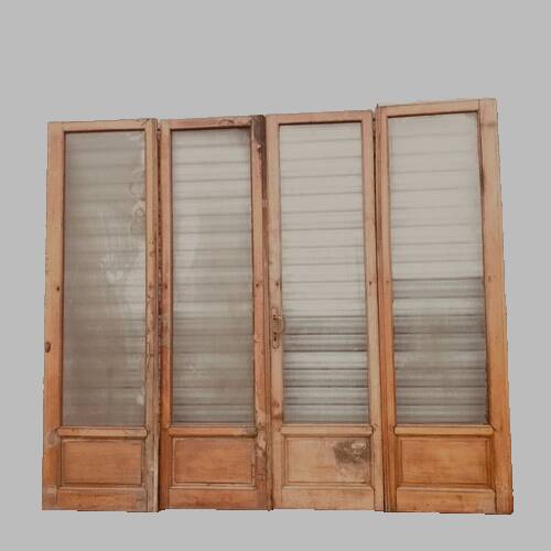 Suite de quatre portes de séparation en chêne massif XXe siècle