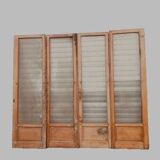 Suite de quatre portes de séparation en chêne massif XXe siècle