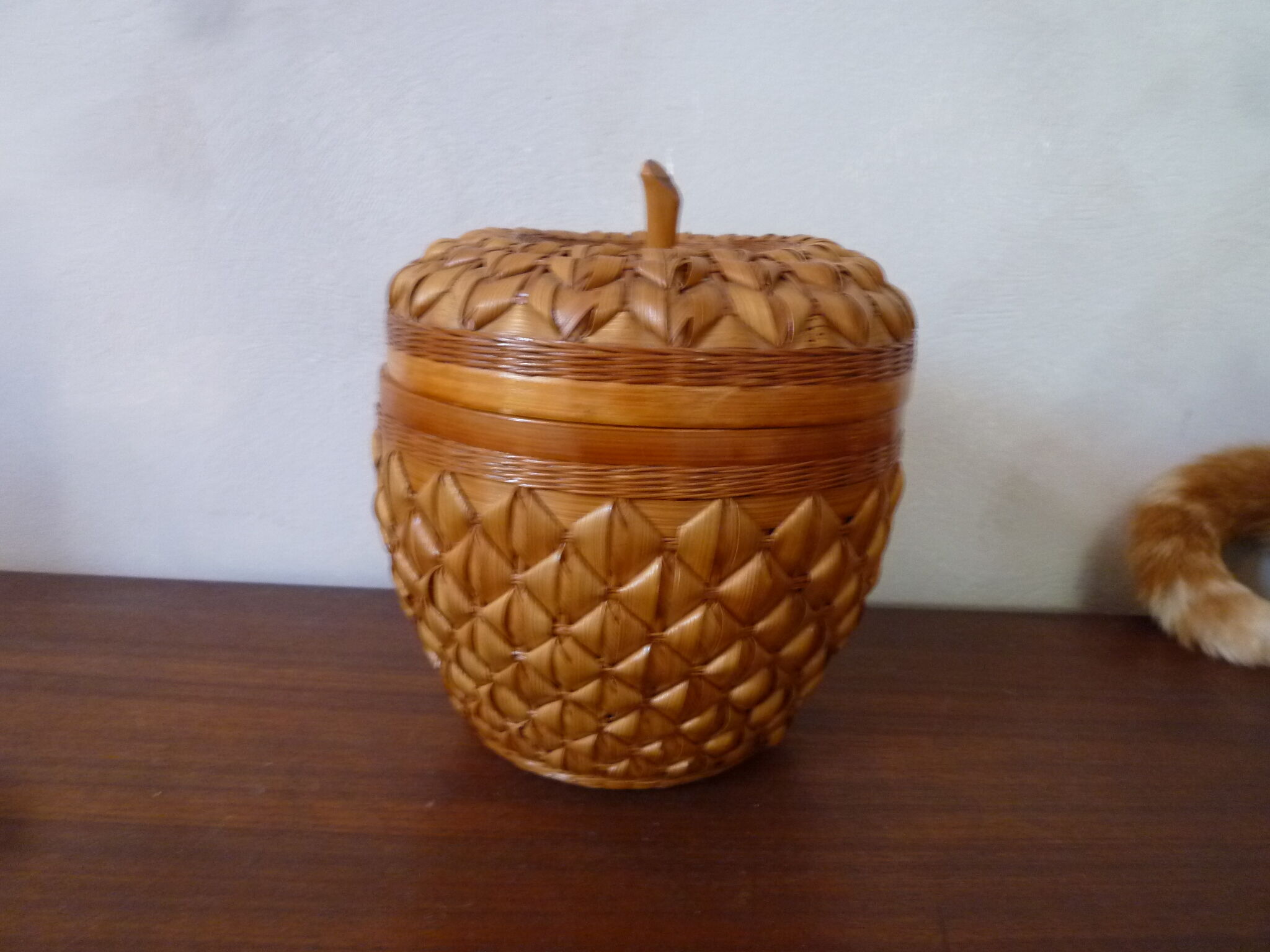 Apple box made of vegetable fibre