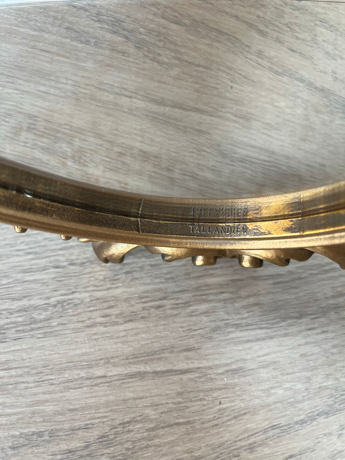 Petit miroir ovale signé Tallandier en laiton doré style Rococo – 30x2