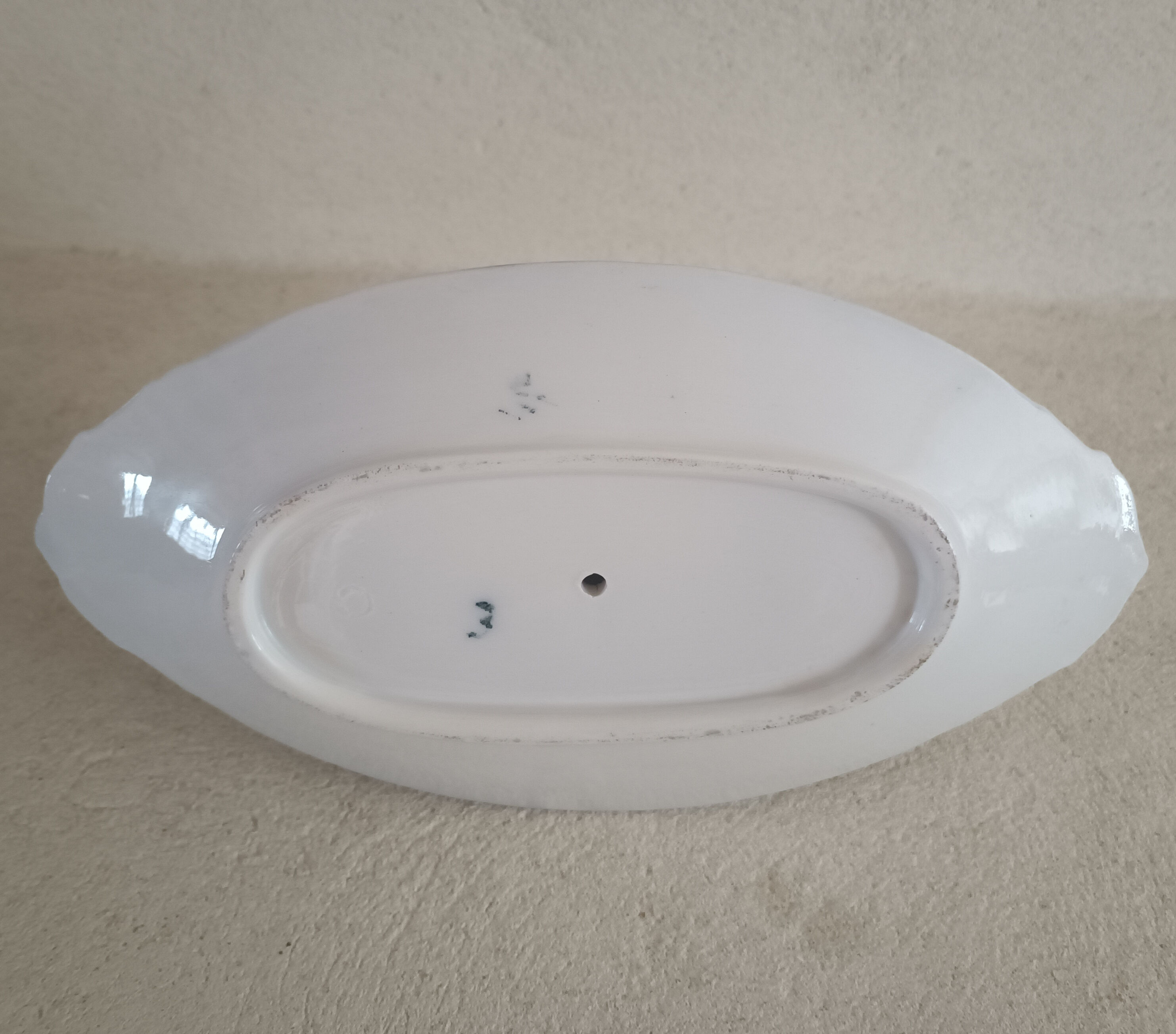 Onnaing iron earth service, plates, salad bowl and sausage maker